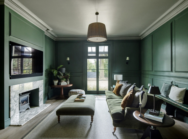 Классическая архитектура и зелёная гостиная: обновление виллы 19 века в Англии