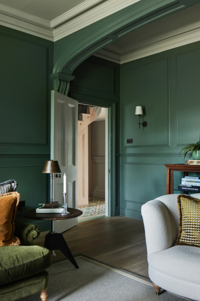 Классическая архитектура и зелёная гостиная: обновление виллы 19 века в Англии