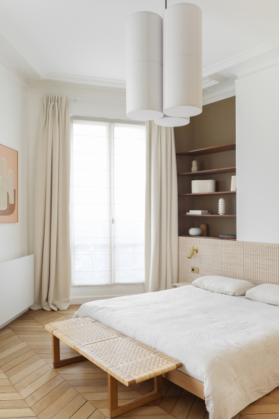 Парижская квартира с необычным пространством и мягким современным декором