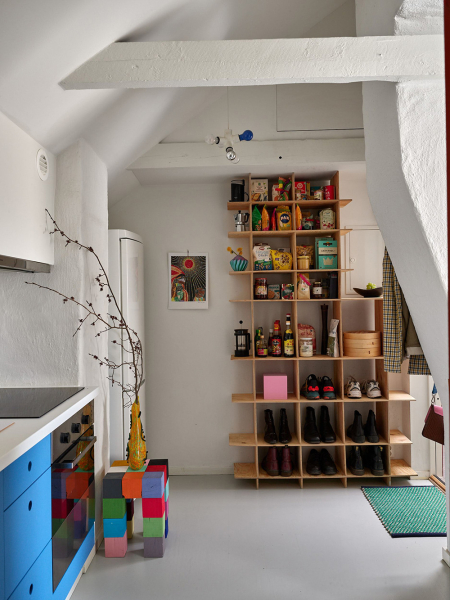 Уютная маленькая мансарда в Стокгольме с красочной мебелью (42 кв. м)