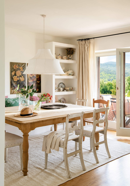 Уютное крыльцо с видами и нотки Прованса: красивый домик в Пиренеях